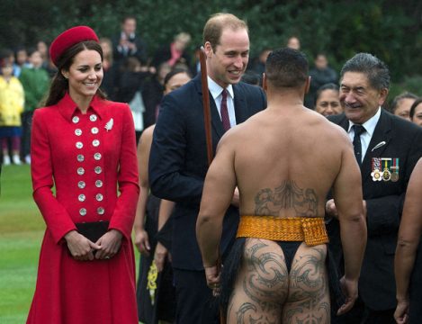 Wellington: Kate und William begrüßen einen breitschultrigen und an den Pobacken reichtätowierten Maori- Tänzer