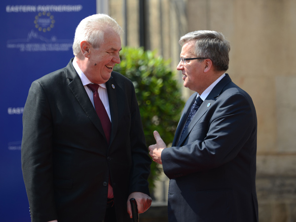 Treffen der Länder der "Östlichen Partnerschaft" - Polens Präsident Bronislaw Komorowski und sein tschechischer Amtskollege Milos Zeman