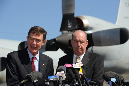 Angus Houston (li), Leiter der Suchaktion nach MH370 und der australische Verteidigungsminister David Johnston (re)