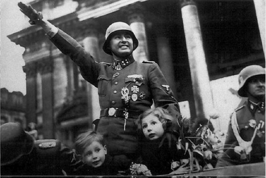 Der belgische Nazi-Kollaborateur Léon Degrelle während einer Militärparade vor der Brüsseler Börse
