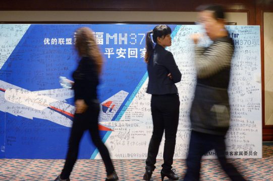 Gedenktafel mit Botschaften für die Vermissten des Flugs MH370 in Peking