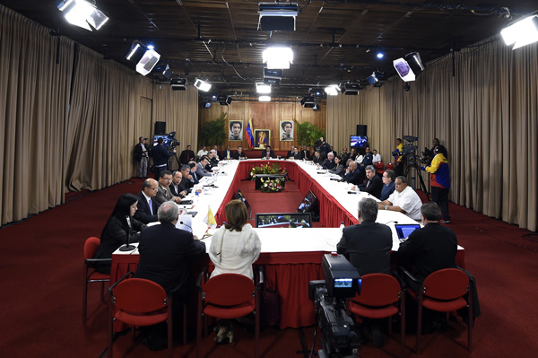 Treffen zwischen Venezuelas Präsident Nicolás Maduro, Vertretern der Opposition, Vertretern der südamerikanischen Staatengemeinschaft Unasur und des Vatikans im Präsidentenpalast