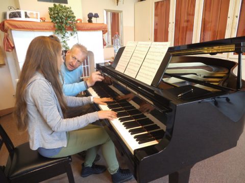 Musiklehrer Eddy Tautges unterrichtet seine Klavierschülerin