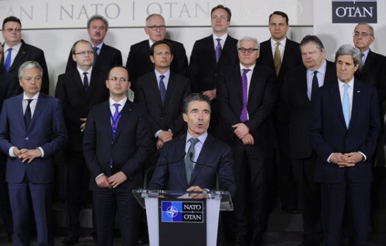 NATO-Generalsekretär Anders Fogh Rasmussen und die anderen Nato-Minister in Brüssel