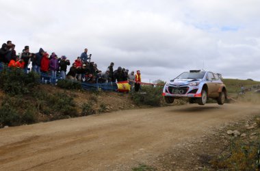 Jump! Thierry Neuville im Hyundai i20 World Rallye Car