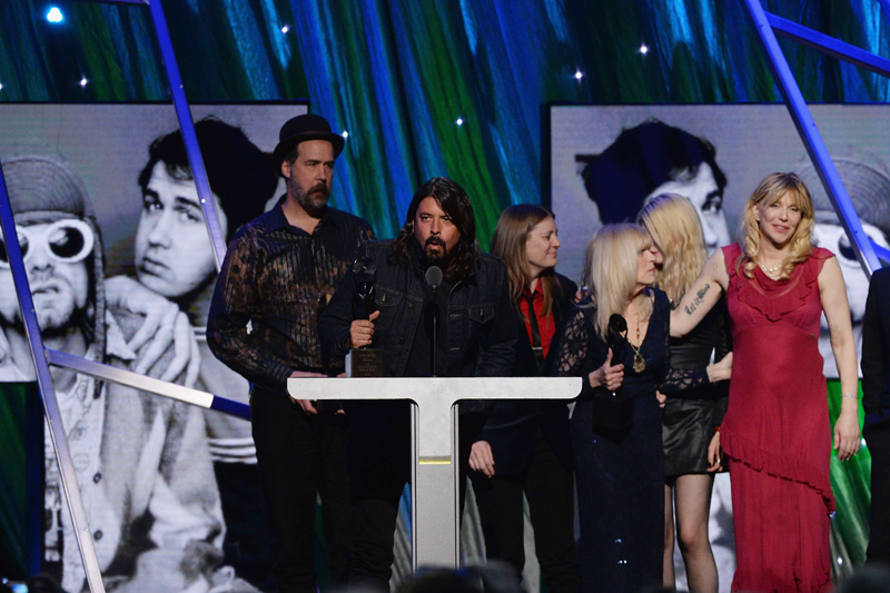 Krist Novoselic und Dave Grohl mit Kurt Cobains Schwester Kimberly (3vl), Mutter Wendy O'Connor (4vl) und Courtney Love (r) bei der Gala in New York