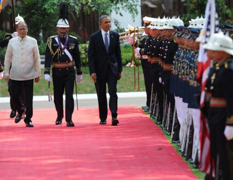 Der philippinische Präsident Benigno Aquino (l.) mit US-Präsident Barazck Obama vor dem Malacanang-Palast in Manila