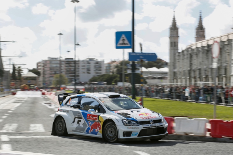Erster Spitzenreiter: Sébastien Ogier (VW Polo R WRC) gewinnt die Auftaktprüfung in Lissabon