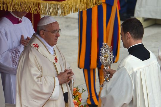 Heiligsprechung in Rom: Ein Priester reicht Papst Franziskus die Reliquien von Johannes XXIII.