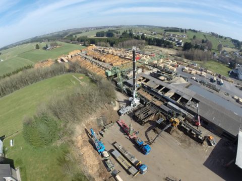 Das Sägewerk Pauls zieht zur Zeit komplett von Büllingen nach Courtil um (Aufnahme durch eine Drohne von Pauls)