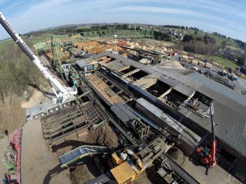 Das Sägewerk Pauls zieht zur Zeit komplett von Büllingen nach Courtil um (Aufnahme durch eine Drohne von Pauls)