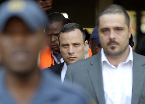 Oscar Pistorius verlässt das Gericht in Pretoria