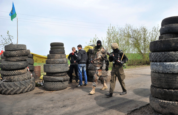 Prorussische Militanten bewachen einen Checkpoint außerhalb der Stadt Slawjansk
