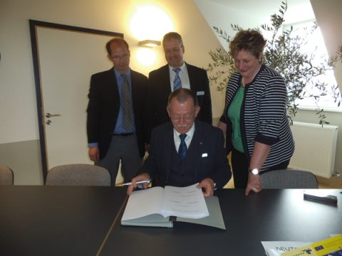 Die ärztlichen Direktoren Dr. Kersten Krauter (l.) und Dr. Albert Van der Putten (v.) sowie die beiden Verwaltungsdirektoren Uwe Szymanski und Ingrid Mertes Krankenhäusern in St. Vith und Prûm