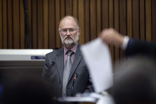 Ex-Polizei-Materialexperte Roger Dixon wird im Fall Pistorius verhört