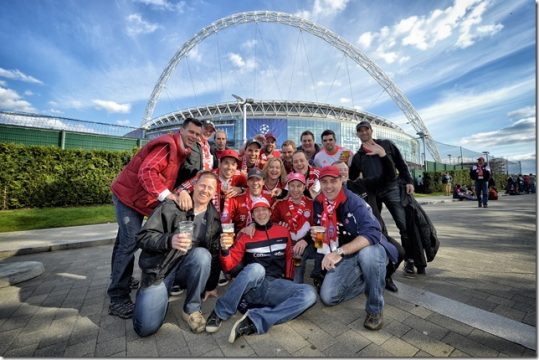 Bayern-Fanclub "Rote Dragoner" vor den Heiligen Hallen