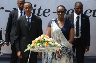 Ruandas Präsident Paul Kagame und die First Lady, Janet Kagame, legen einen Kranz nieder