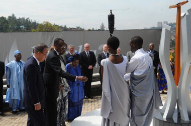 Ban Ki Moon (l.), Paul Kagame und die First Lady, Janet Kagame, zünden eine Flamme an