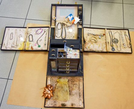 Schmuckkasten mit Inhalt gefunden