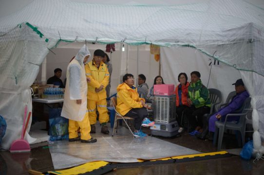 Schlechtes Wetter stoppt Bergungsarbeiten an der Fähre "Sewol"