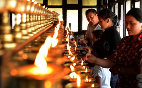 Trauer um die Opfer des Lawinenunglücks: Familienmitglieder der Sherpas zünden Kerzen an (Kathmandu, 20. April)