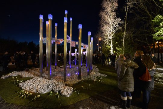 28 Menschen, davon 22 Schulkinder, kamen bei dem Busunfall in der Schweiz ums Leben - Gedenkstätte in Lommel