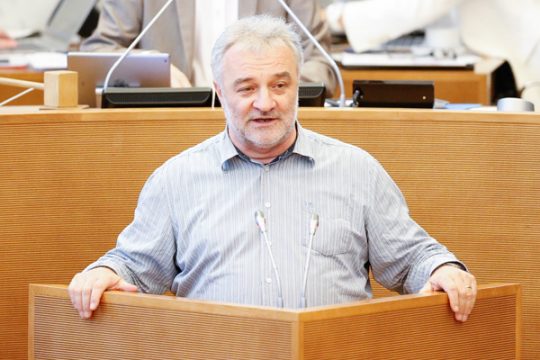Der PS-Abgeordnete Edmund Stoffels im wallonischen Parlament in Namur(25.4.)