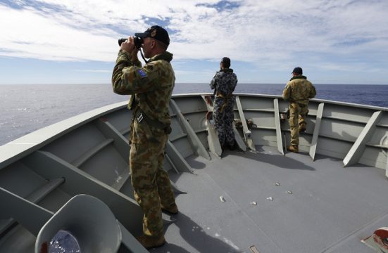 Die Suche nach Flug MH370 geht weiter - Soldaten auf der HMAS Perth im Indischen Ozean (7. April)