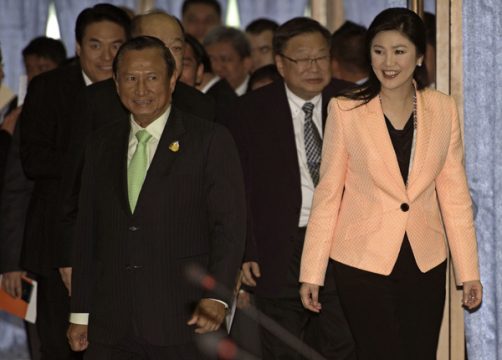 Der Vorsitzende der Wahlkommission, Supachai Somcharoen, und Thailands Ministerpräsidentin Yingluck Shinawatra