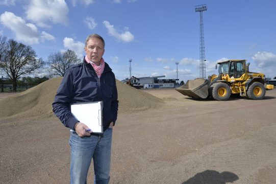 Projektleiter Heinz Winters auf dem künftigen Trainingsplatz
