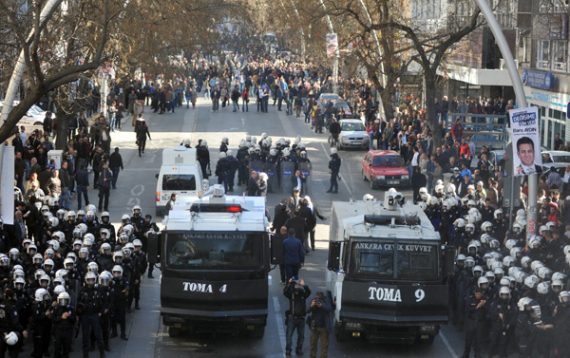 Türkische Polizei setzt in Ankara Wasserwerfer und Tränengas gegen Demonstranten ein