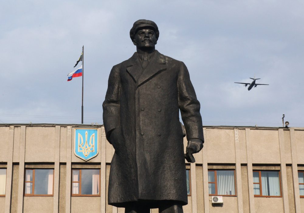Verwaltungsgebäude in Slaviansk (Ostukraine) mit russischer Flagge und Lenin-Statue