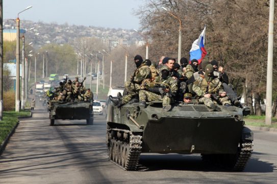 Ukrainische Panzer fahren mit Russland-Flaggen durch die Straßen der Ost-Ukraine