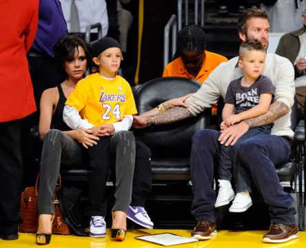 Victoria Beckham: Modedesigerin, Ehefrau und Mutter (Bild: mit David, Romeo und Cruz bei einem Basketball-Spiel in LA, 2011)