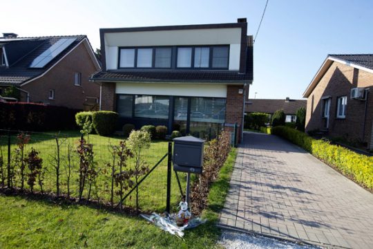 Blumen und Plüschtiere vor dem Haus der Ermordeten in der Rue de Berneau in Visé