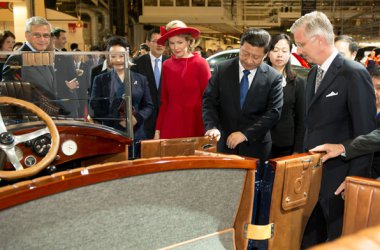 Kris Peeters, Peng Liyuan, Königin Mathilde, Xi Jinping im Volvo-Werk in Gent