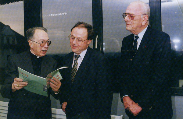 Bischof Albert Houssiau mit BRF-Direktor Hans Engels und WIT-Gründer Willy Brüll 1995