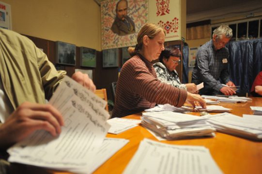 Nach Referendum: Auszählung der Stimmen in einem Wahlbüro in Donezk