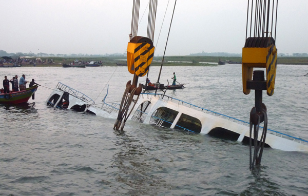 Fährunglück in Bangladesch: Rettungskräfte suchen nach Überlebenden und Toten