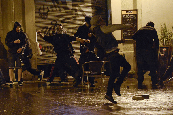 Die Demonstranten in Barcelona werfen Flaschen und Steine und auf die Polizei