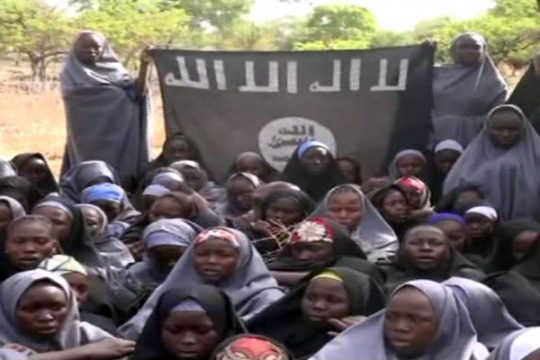 Boko Haram führt verschleppte Mädchen vor