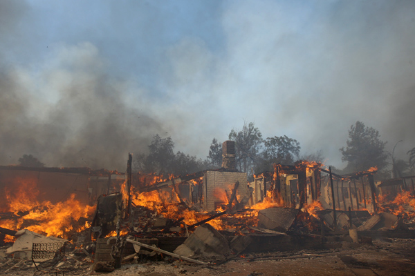 Buschbrände in Kalifornien: Haus brennt in San Marcos