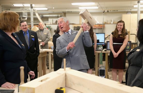 Prinz Charles bei einem Besuch einer Schreinerei in Charlottetown/Kanada