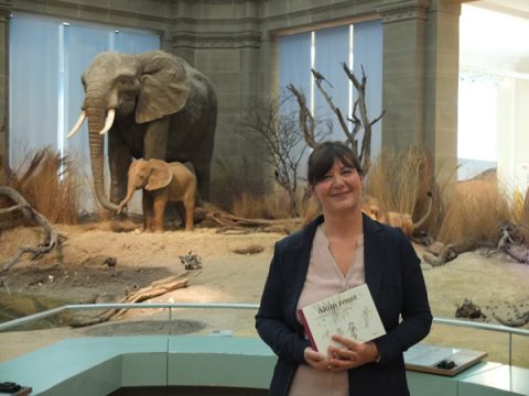 Die Vervierser Autorin Claude K. Dubois mit Elefanten