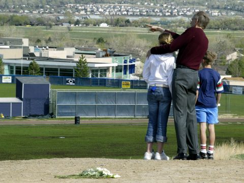 (Bild: Columbine-Schule in Littleton, Colorado, fünf Jahre nach dem Amoklauf mit 13 Toten)