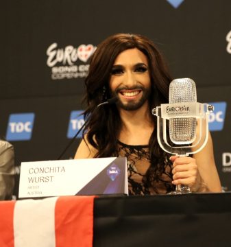 Conchita Wurst mit der Siegertrophäe
