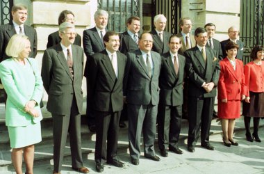 Die Regierung Dehaene I nach der Vereidigung 1992 (Bild: Herwig Vergult/BELGA)