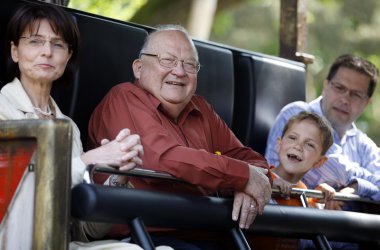 Jean-Luc Dehaene beim Familientag der CD&V 2009 - mit Parteikollegin Marianne Thyssen, seinem Sohn Tom und seinem Enkel (Bild: Jorge Dirkx/BELGA)