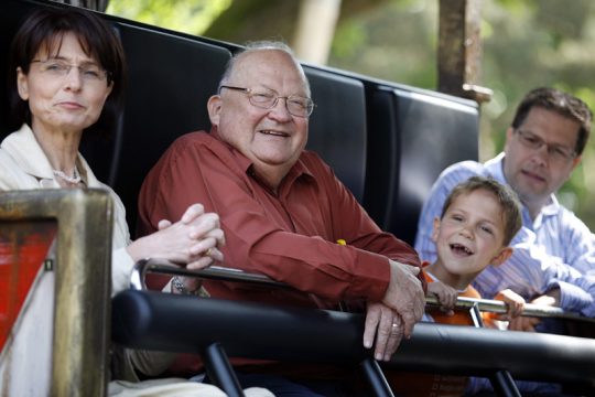 Jean-Luc Dehaene beim Familientag der CD&V 2009 - mit Parteikollegin Marianne Thyssen, seinem Sohn Tom und seinem Enkel (Bild: Jorge Dirkx/BELGA)