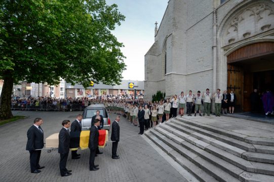 Der Sarg von Jean-Luc Dehaene wird in die Kirche von Vilvoorde getragen